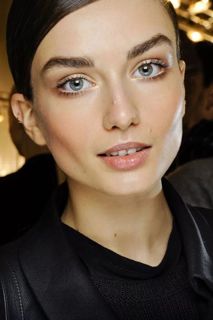 Красивые женские брови. Широкие прямые брови. Макияж с широкими бровями. Форма широких. Форма широких.