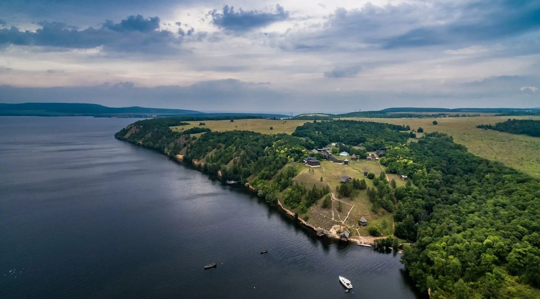 Тольятти волга жигулёвские горы. Берег волги самара. Самара впадает в волгу. Самара. Река волга просторы ульяновск.