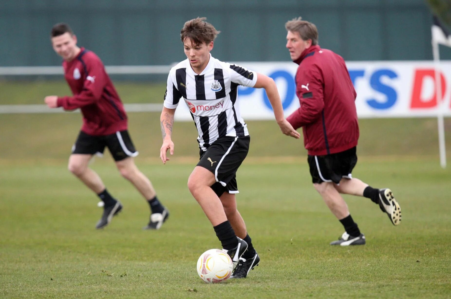 He plays bad. Томлинсон футболист. Teenagers playing Football. Louis Tomlinson Football Team. Отфутболивание друг друга.