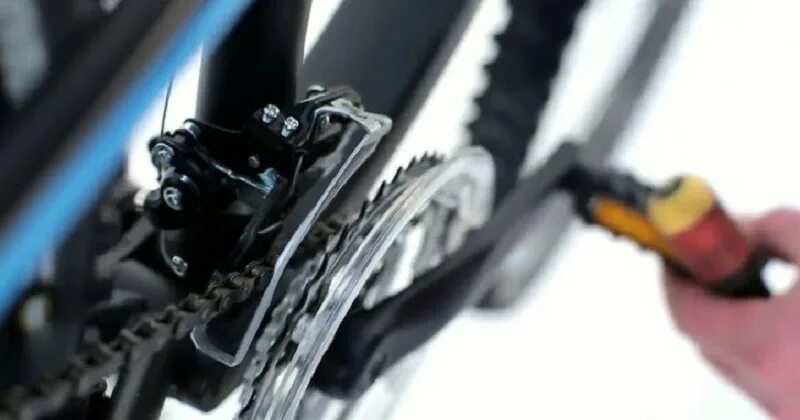 Переднее переключение скоростей на велосипеде. Шимано передний переключатель регулировка. Передний переключатель шимано тросик на велосипеде. Тросик на переключатель скоростей шимано. Переключатель скоростей для велосипеда Shimano передний.