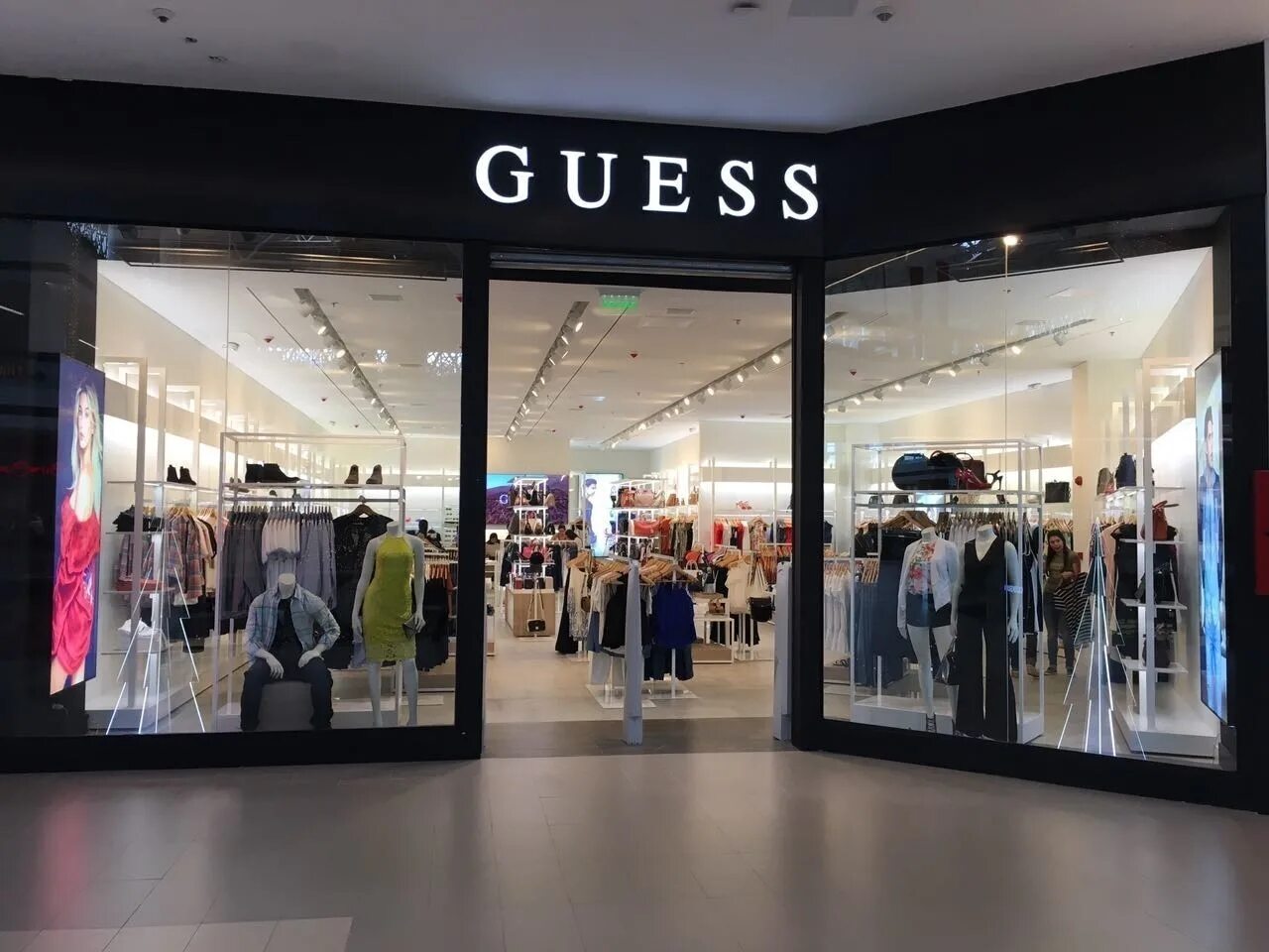 Гесс вконтакте. Фирма guess. Магазин guess в Америке. Бренд одежды guess. Гуес бутик в Америке.