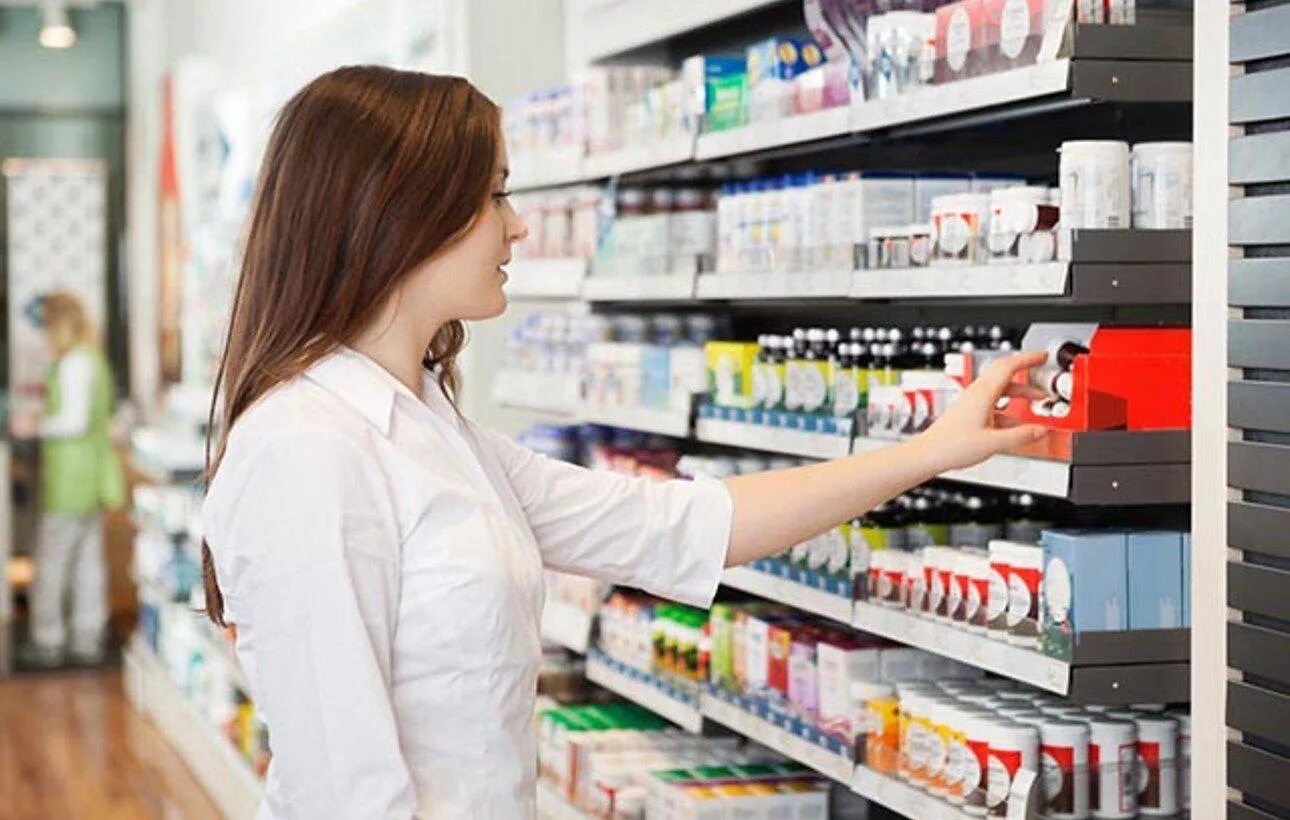 лекарства. выбор аптеки. женщина выбирает в аптеке. клиент в аптеке. люди в аптеке.