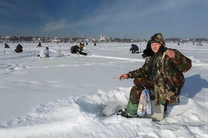 Погода валдай на 10 дней. Зимняя рыбалка на Валдае. Зимняя рыбалка на озере Валдай. Рыбалка на Валдае Завидовский. Рыбалка на озере Валдай Новгородская область зимой.