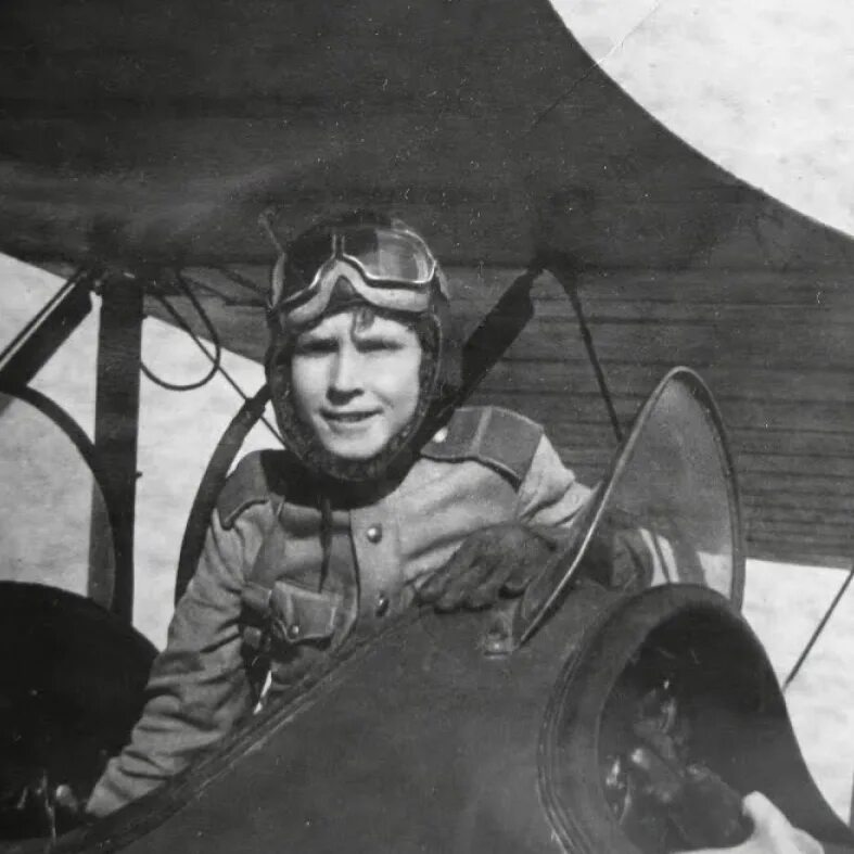 самый юный летчик великой отечественной войны. каманин летчик молодой великой отечественной войны аркадий. младший летчик. летчик аркадий каманин. летчик аркаша каманин.