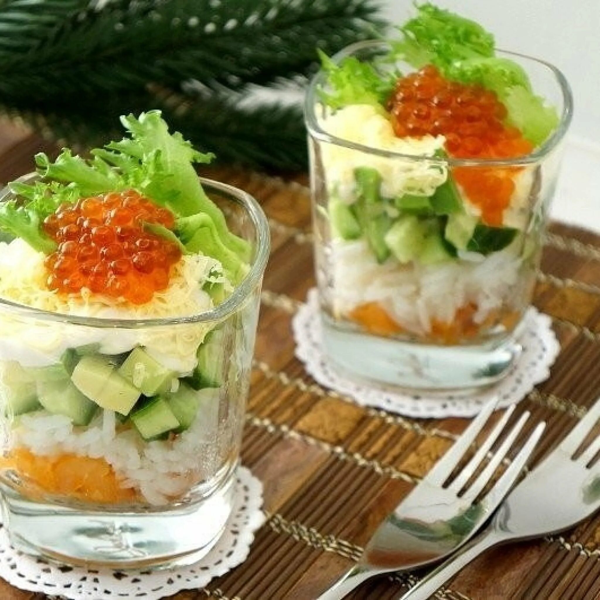 Салат в стакане. Салат в стакане с красной рыбой. Салат в стаканчиках с красной рыбой. Порционные салаты с сёмгой в стаканчиках. Салат в стакане с икрой.