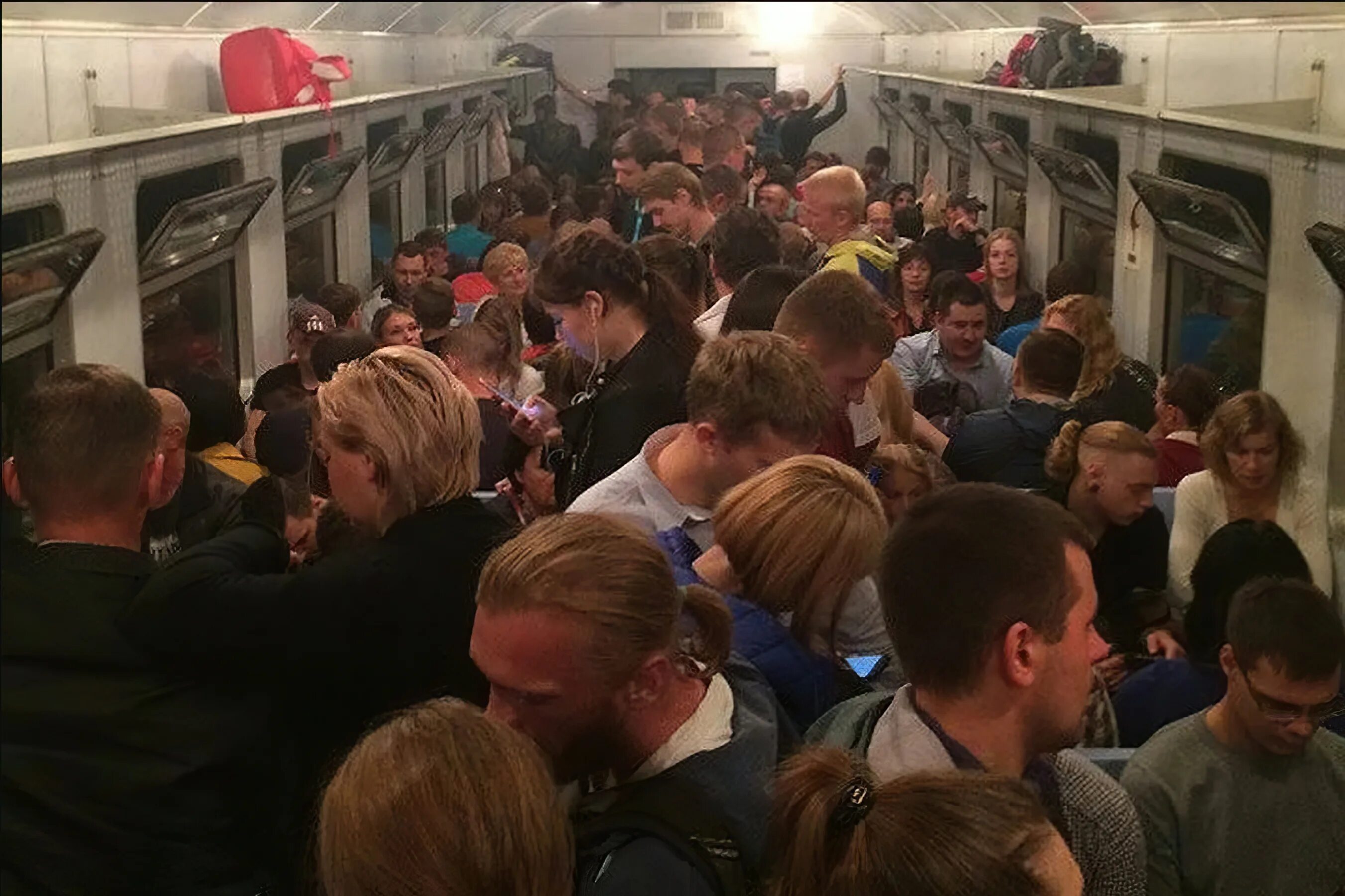 Станция метро Выхино час пик. Люди на поезде толпа. Давка в электричке. Электричка много народу. Народу в дом набилось битком