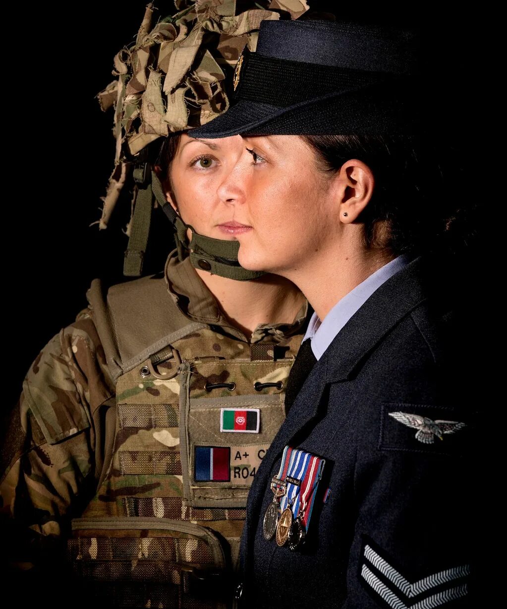 Два офицера. Женщина офицер. Военнослужащий. Женщины военные. Мужчина и женщина в военной форме.