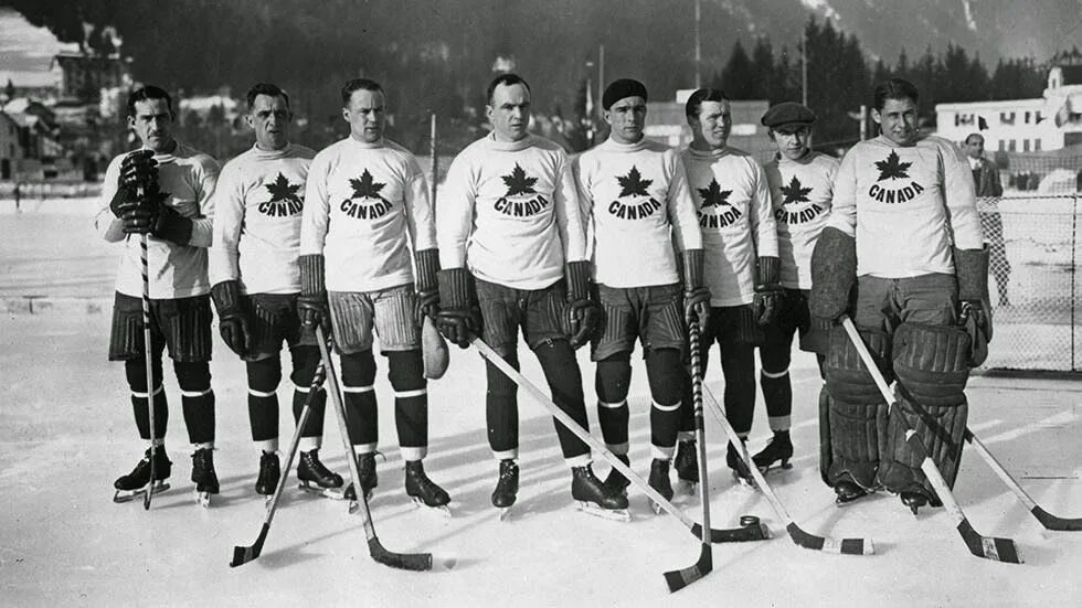 Пуговицы древней индии. Первая хоккейная команда канады 1904. Старая футбольная форма. Самые первые формы. Самые первые формы.