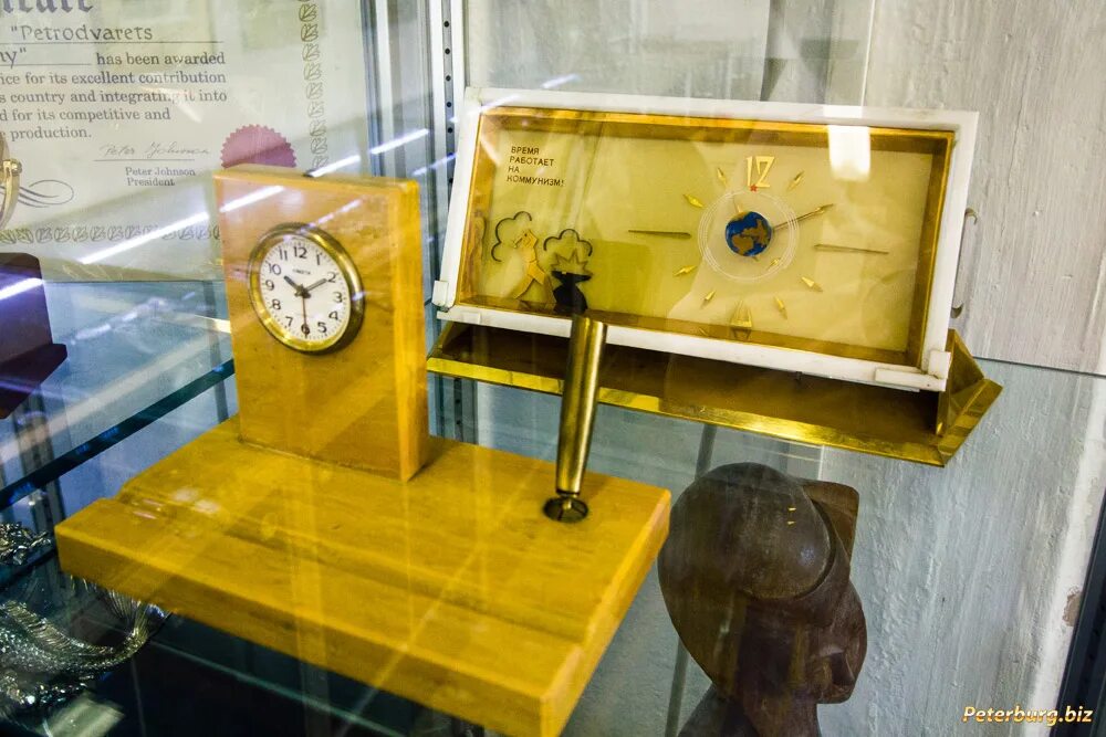 музей часов петродворцового часового завода. часы ракета академические. пчз ракета. часы завод санкт петербург. ракета ракетоноситель часы.