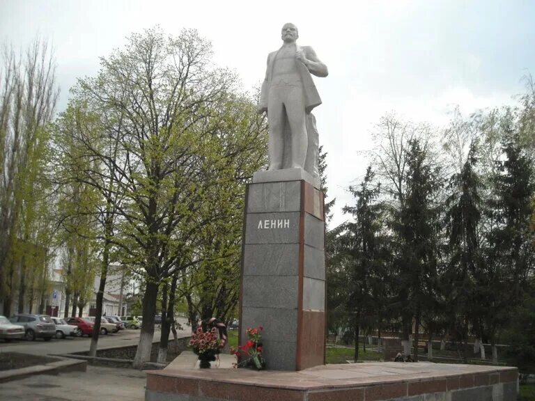 Памятник ленину в рязани пл ленина. Памятник ленина в рязани на площади ленина. В мелитополе восстановили памятник ленину. Улица ленина памятник. Улица ленина памятник.