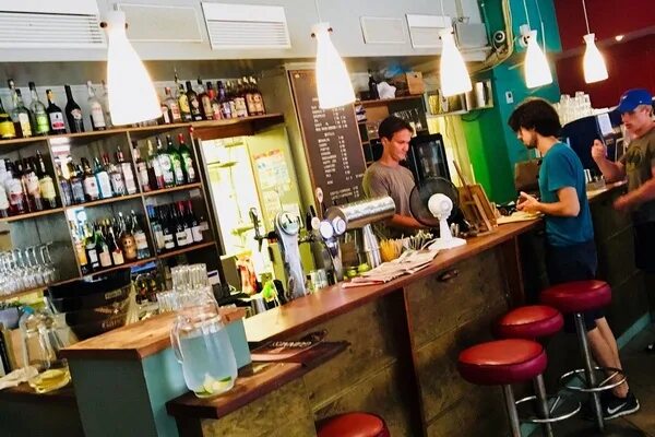 винотека вайн экспресс. барная стенка с алкоголем. недорогое кафе со спиртным. недорогое кафе со спиртным. бар для бутылок.