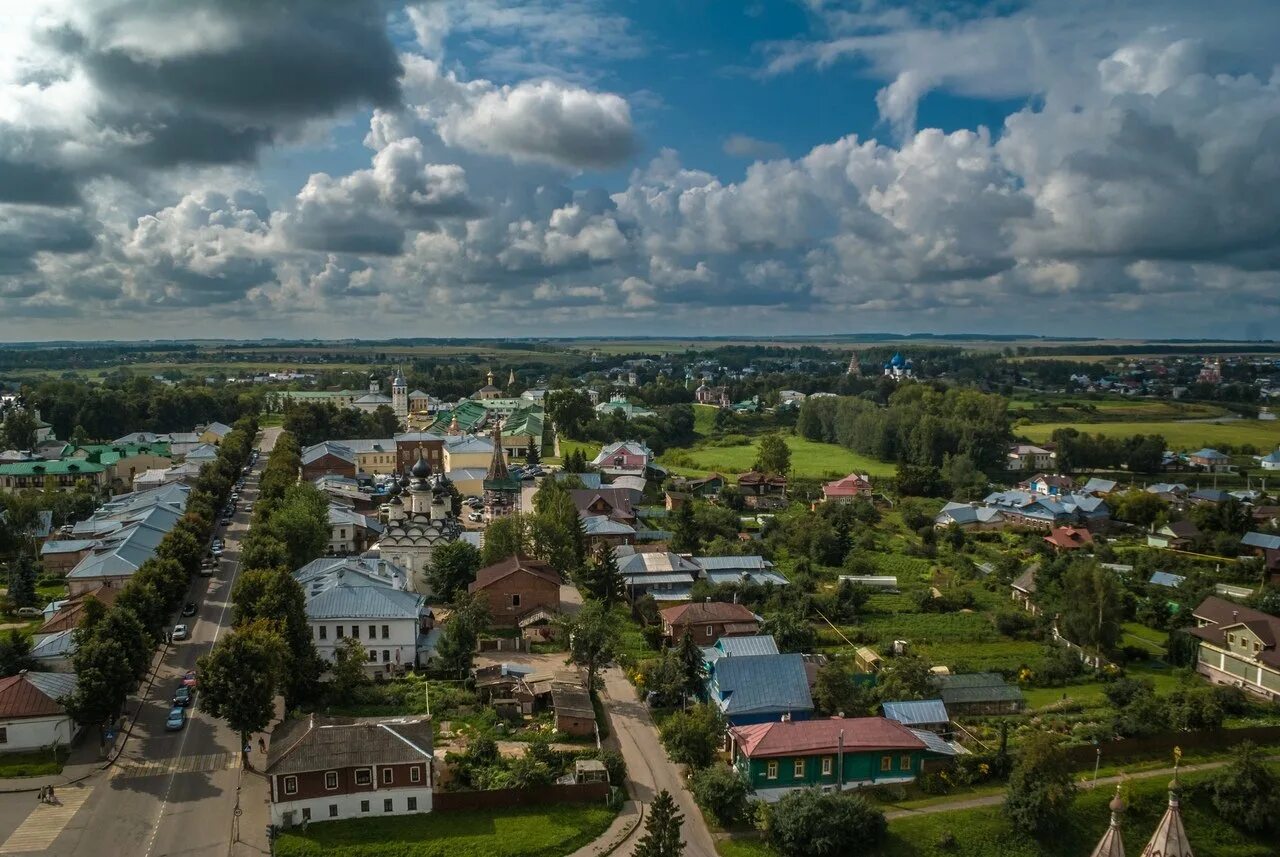 Какие достопримечательности есть в городе суздаль. Город суздаль город музеев. суздаль город музей. суздаль центр города. суздаль общий вид.