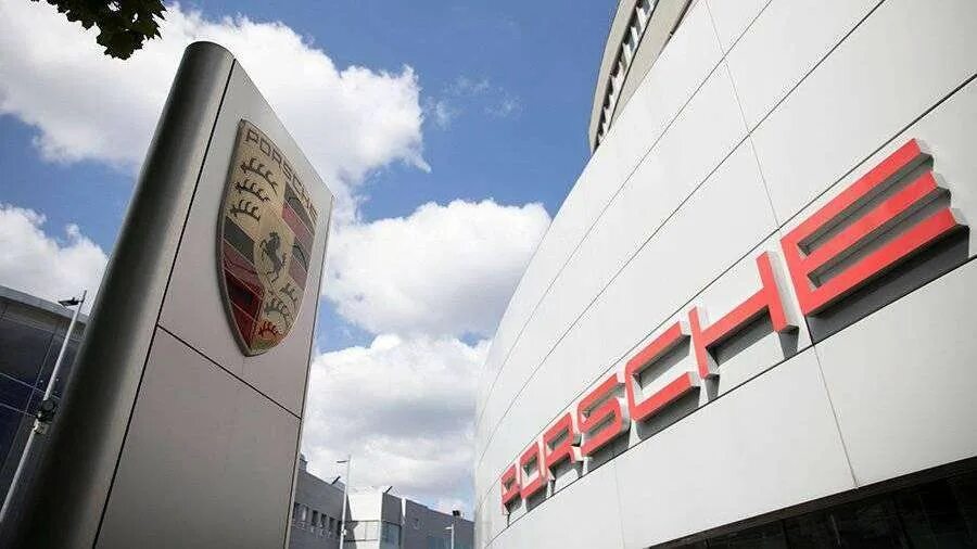 Фирма порше. Завод порше в германии. Порше сервис в москве. Фирма порше. Логотип порше на здании.