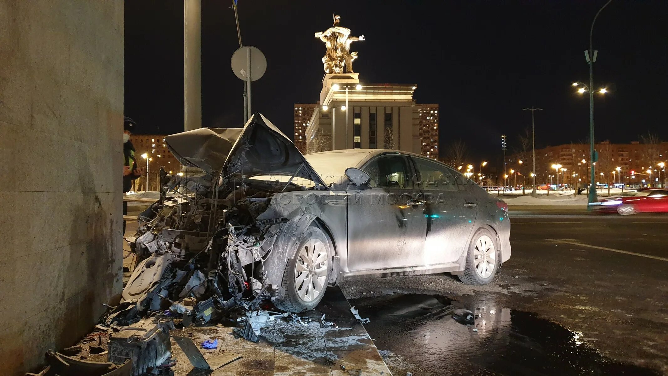 Ощущается в москве. Машина врезалась d polfybt. В Москве машина врезалась в здание. ДТП мобильный репортер. Машина въехала в здание США.