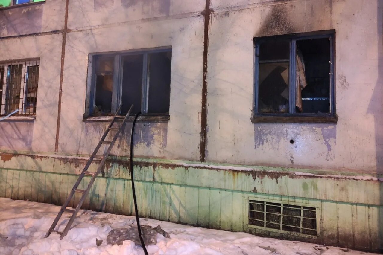 Шагол сгорел. Пожар в квартире многоэтажном доме. Пожар в Челябинске на Северо западе. Пожара квартир на первом этаже. Пожар в Челябинске сегодня на Северо-западе.