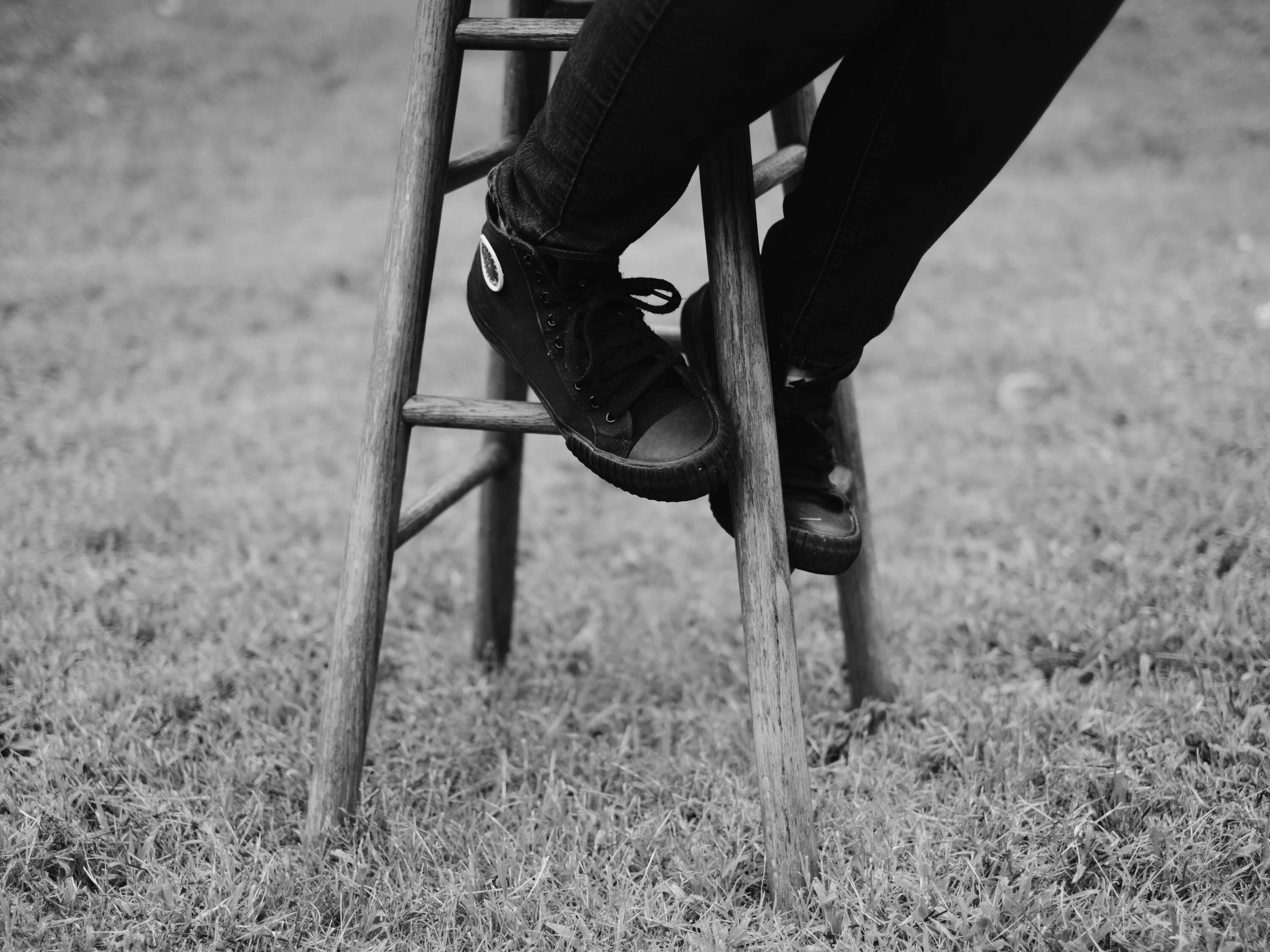 Черное на трех ногах. Интересные черно белые картинки. Красивые чёрно белые. Свесившись со стула. Ноги чб.