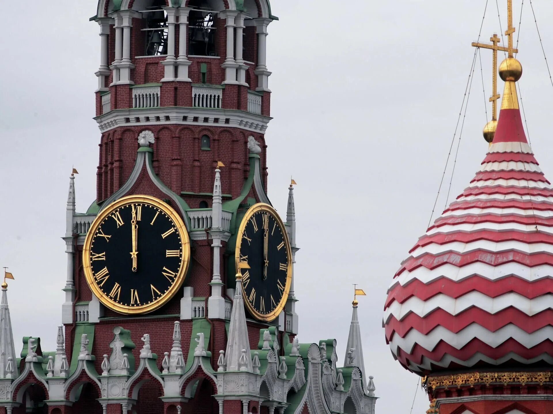 Башня с курантами. Часы спасской башни московского кремля. часы спасская башня московского кремля. спасская башня московского кремля с курантами. часы-куранты на спасской башне московского кремля.