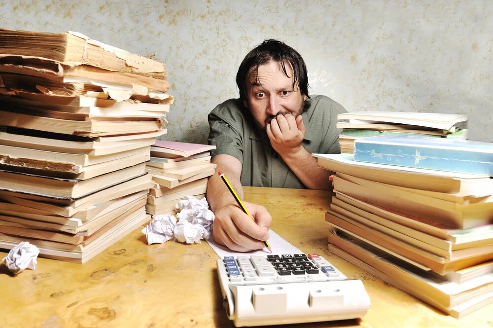 куча денег. должники по кредитам. избавиться от долгов. огромные долги людям. огромные долги людям.