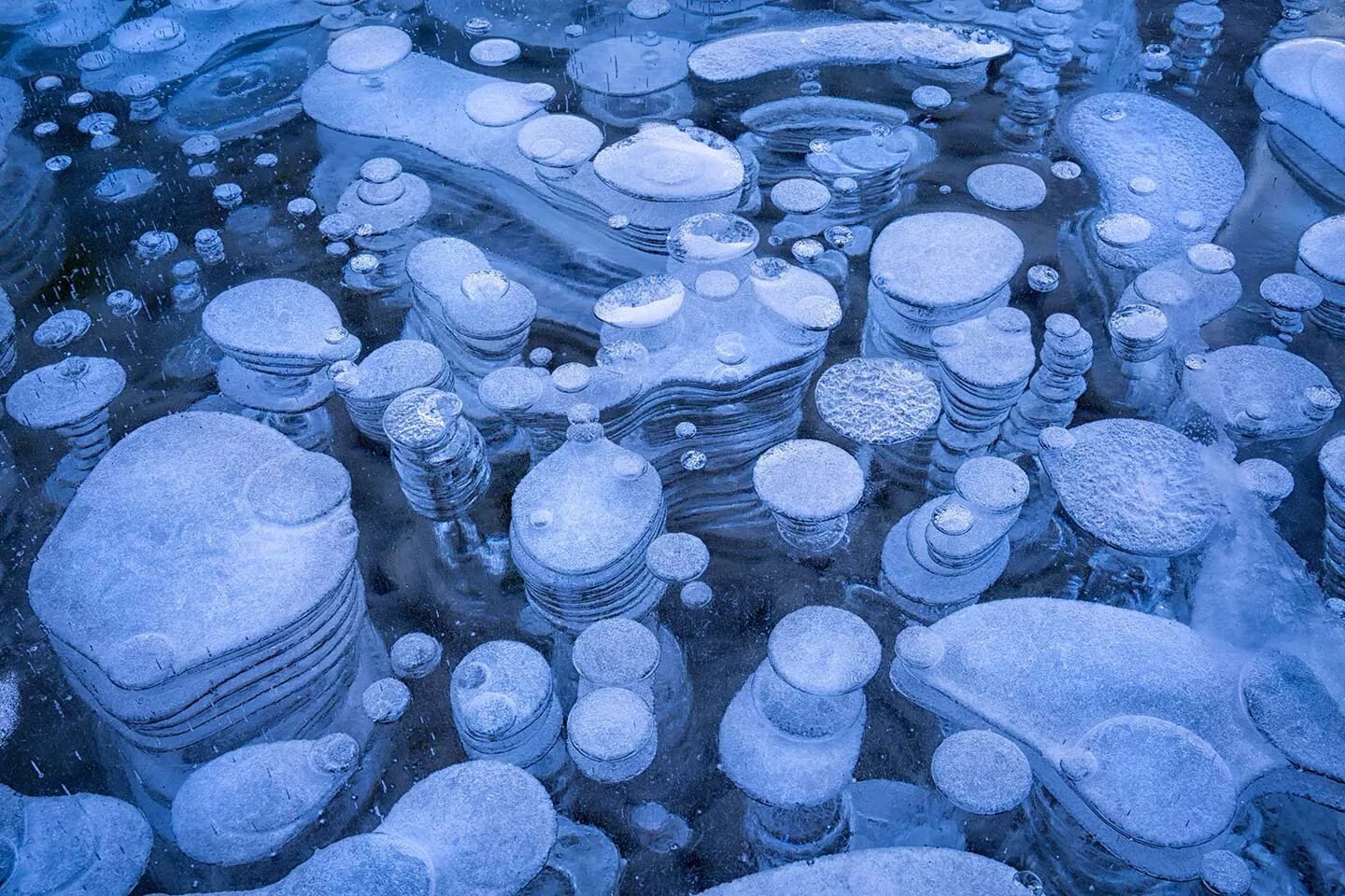 Замерзающая вода в воздухе. Замерзшие пузырьки метана в озере Байкал. Метановые пузыри на Байкале. Застывшие метановые пузыри (Канада). Замерзшие пузыри на Байкале.