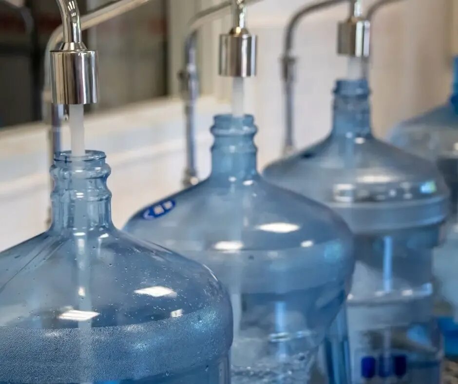 Как делается дистиллированная вода. Дистиллированная вода в лаборатории. distilled water. дистиллированная вода фото в лаборатории.