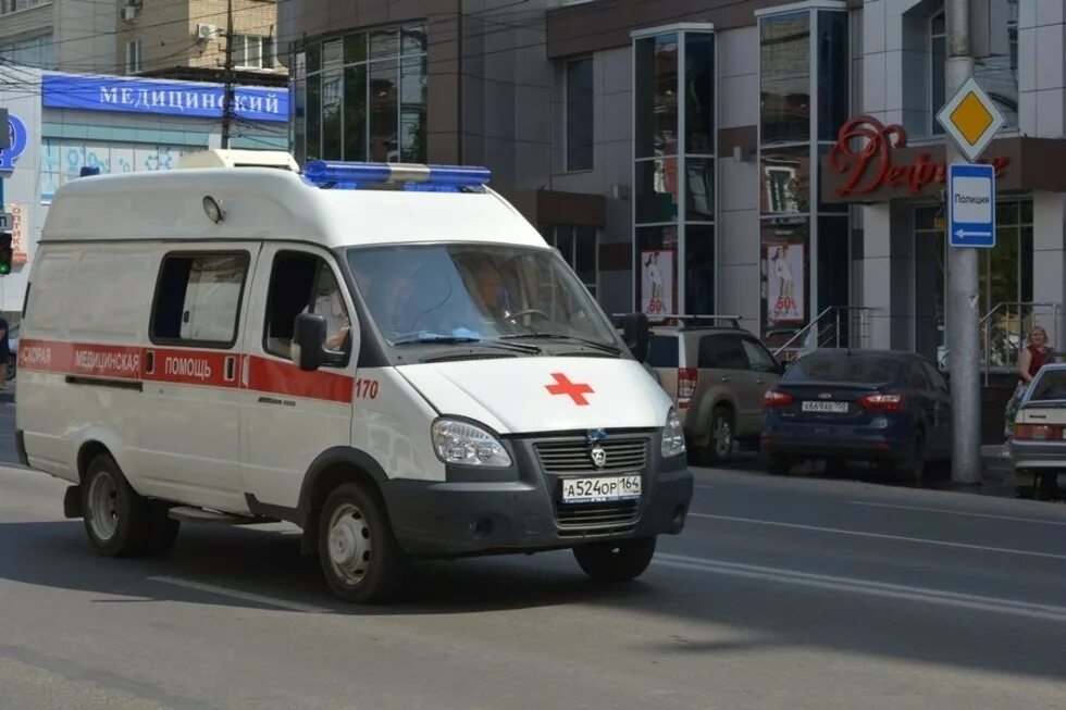 Больница скорой помощи екатеринбург. Санитарные легковые автомобили. Машина скорой помощи. Саратовская скорая медицинская помощь. Водитель скорой помощи.
