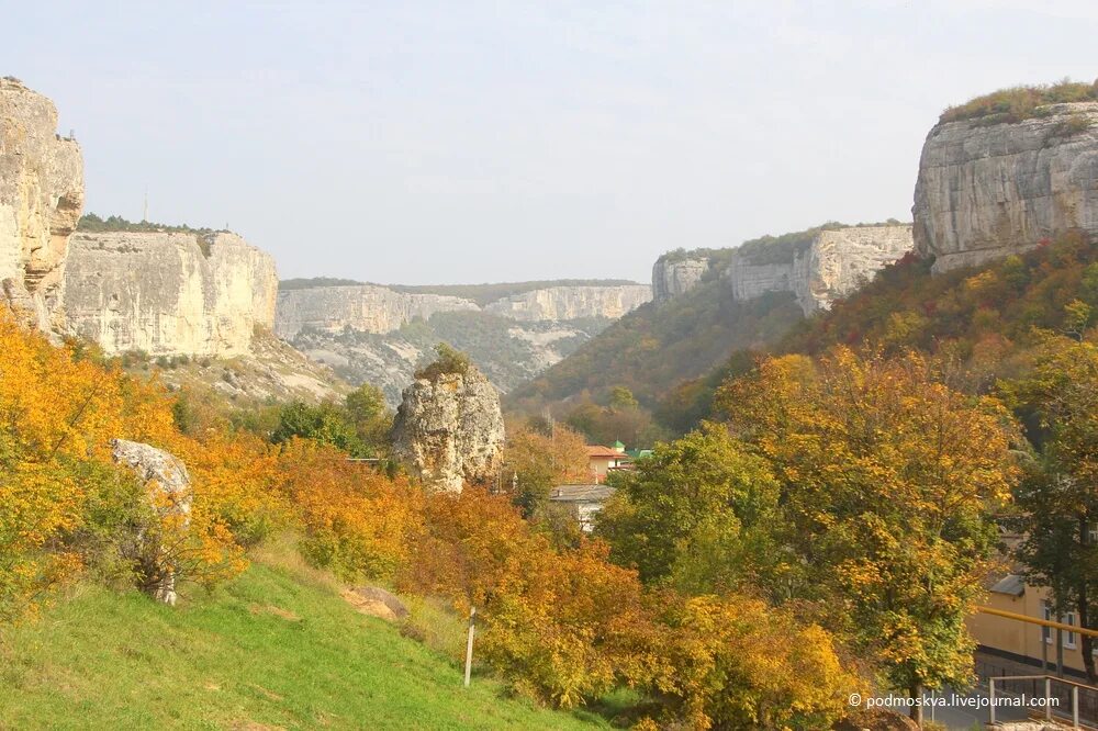 Бахчисарайские земли. Крым Бахчисарай горы. Чуфут-Кале в Крыму. Бахчисарай Крым Чуфут Кале. Бахчисарайский район и Бахчисарай.