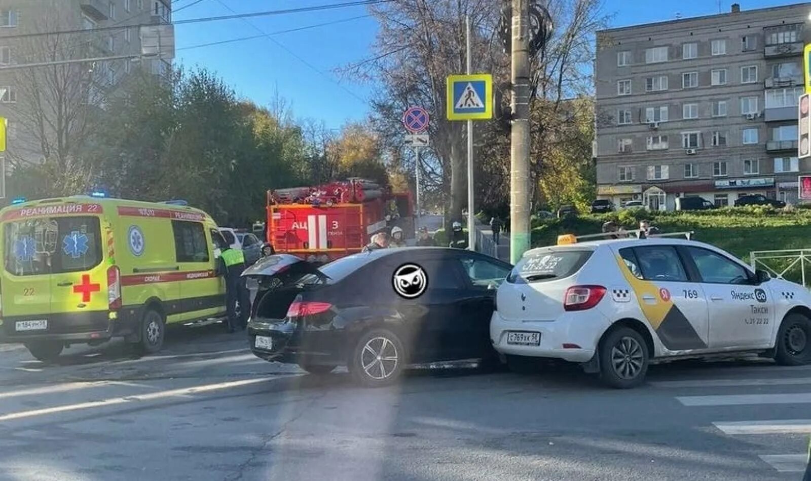 Дорожно-транспортное происшествие. Перекресток улица.