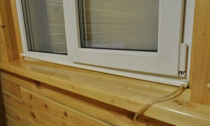 Что сделать чтобы не потели окна. Конденсат на деревянном окне. отпотевшее деревянное окно. чтобы пластиковое окно не потело. запотевают окна деревянные.