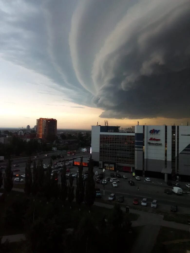 Бури на сегодня новокузнецк. Ураган в Барнауле. Смерч в Барнауле 2018. Ураган в Барнауле 23 июня 2018 года. Циклон в Барнауле ураган.