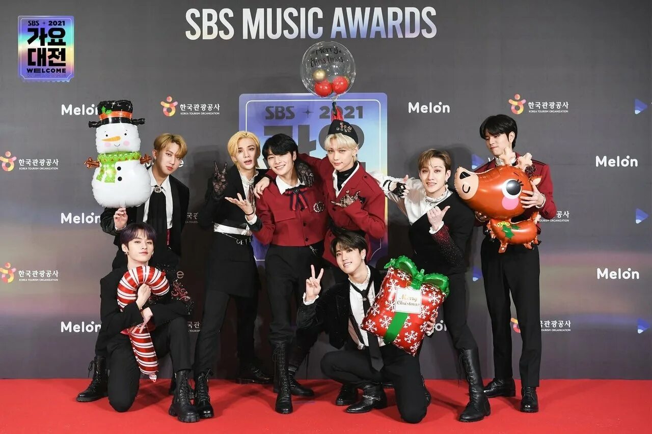 Группа stray kids 2022. Ate stray kids когда выйдет. Kcon stray kids 2021. Шоу kcon stray kids. Группа stray kids 2021.