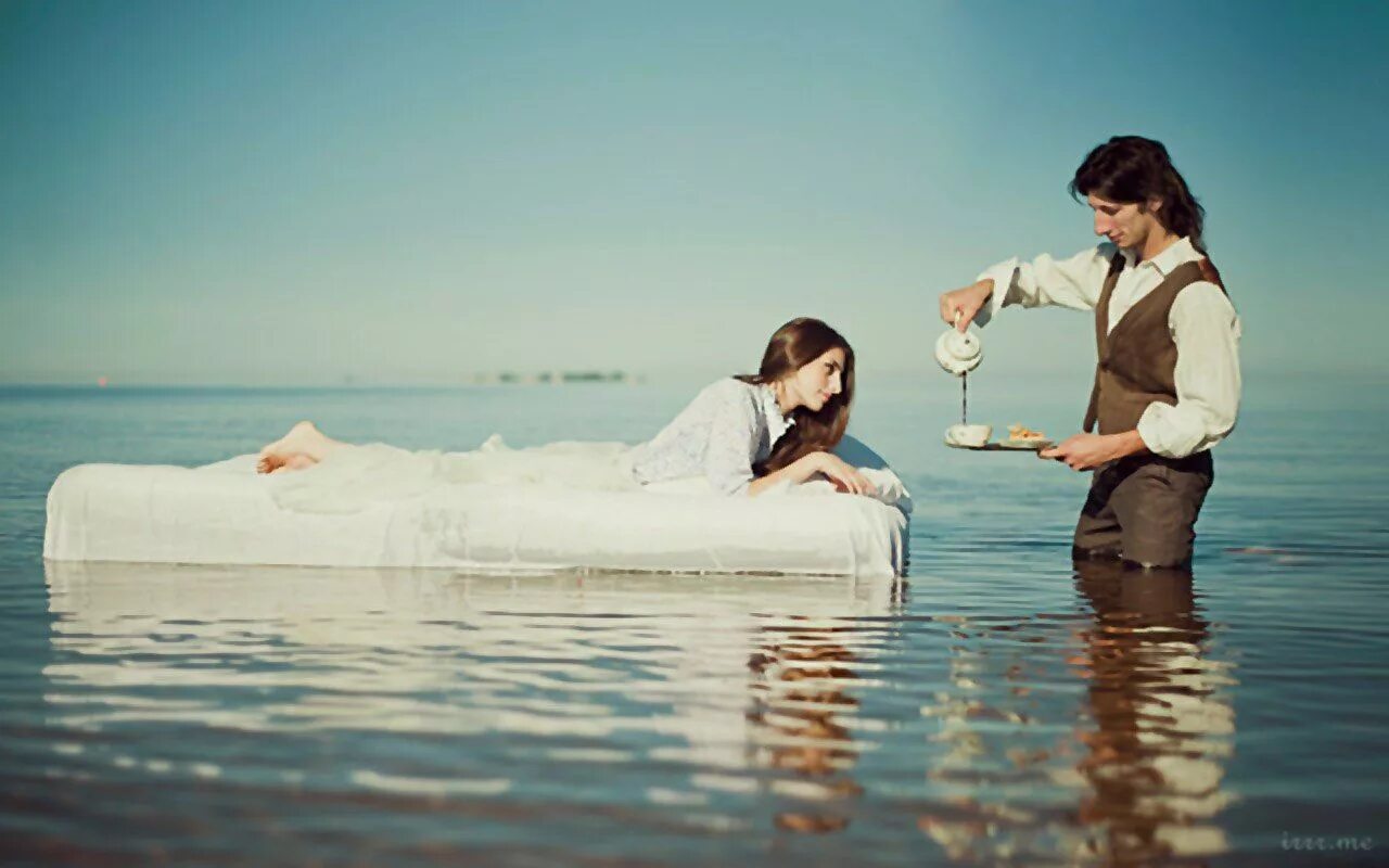 Фотосессия в воде. Фотосессия на матрасе на воде. Парень с девушкой на матрасе. Фотосессия кровать на воде.