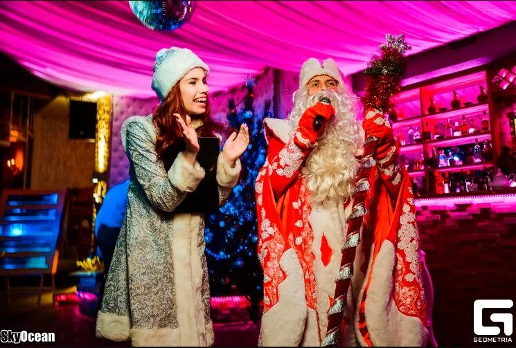 новогодний корпоратив снегурочка. новый год в стиле рок. дед мороз и снегурочка конкурсы на корпоратив. новогодний вечер. выход деда мороза на взрослом корпоративе музыка.