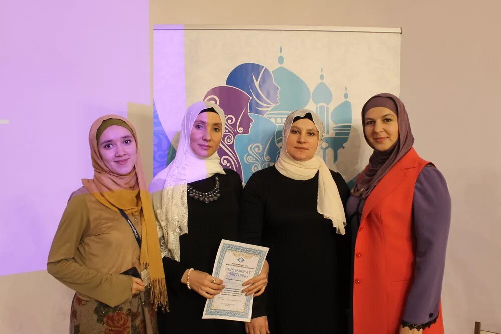 мусульманская мода для подростков. клуб мусульманка. фитнес девушка хиджаб. клуб мусульманка.