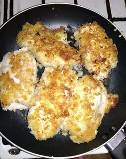 Куриные грудки в сухарях на сковороде