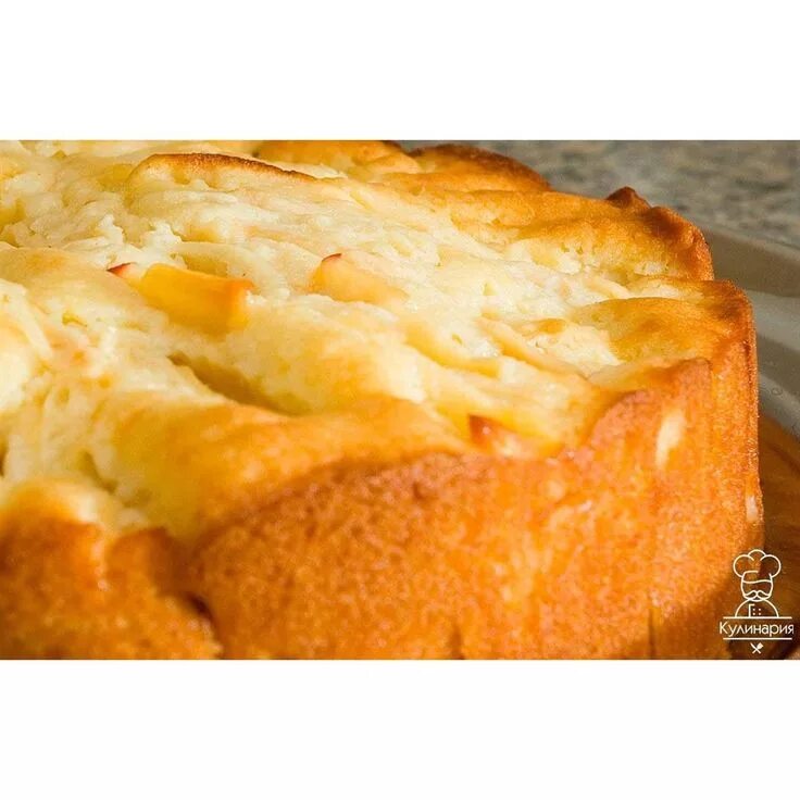 Шарлотка на ряженке с яблоками. Шарлотка классическая с яблоками в духовке пышная. Шарлотка на яйцах и сахаре. Шарлотка с яблоками. Шарлотка с яблоками классическая.
