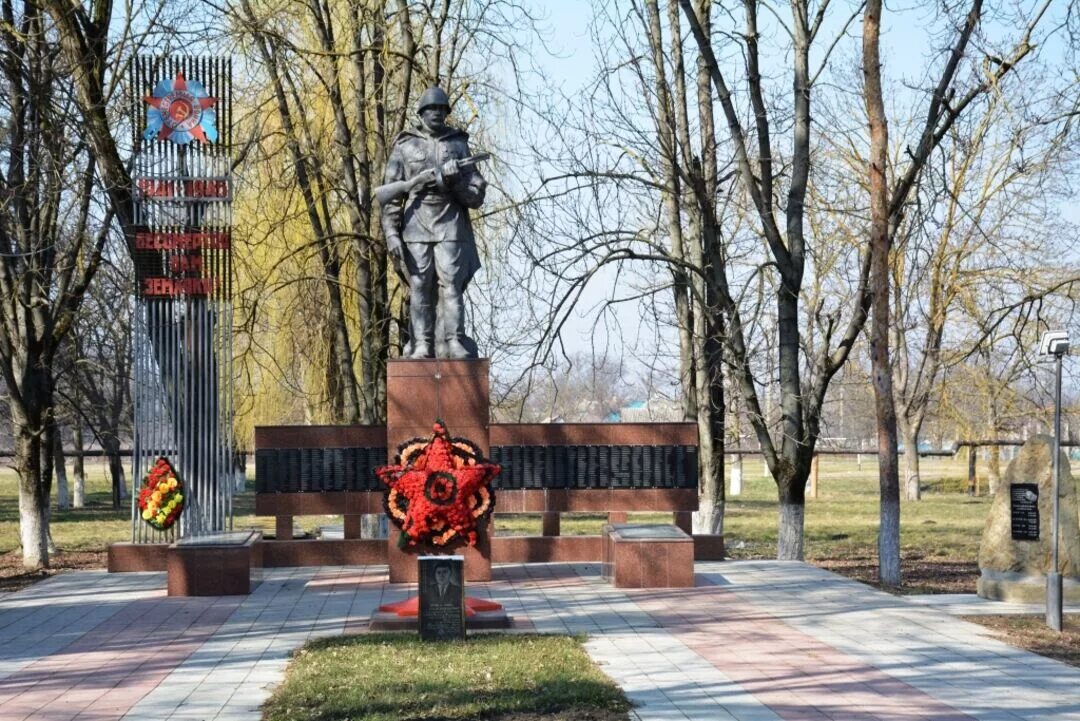 В борьбе с фашистскими захватчиками. Братская могила Крымский район. Крымск Братская могила. Братская могила советских воинов ул Ленина Алушта. Памятники Крымского района Краснодарского края.