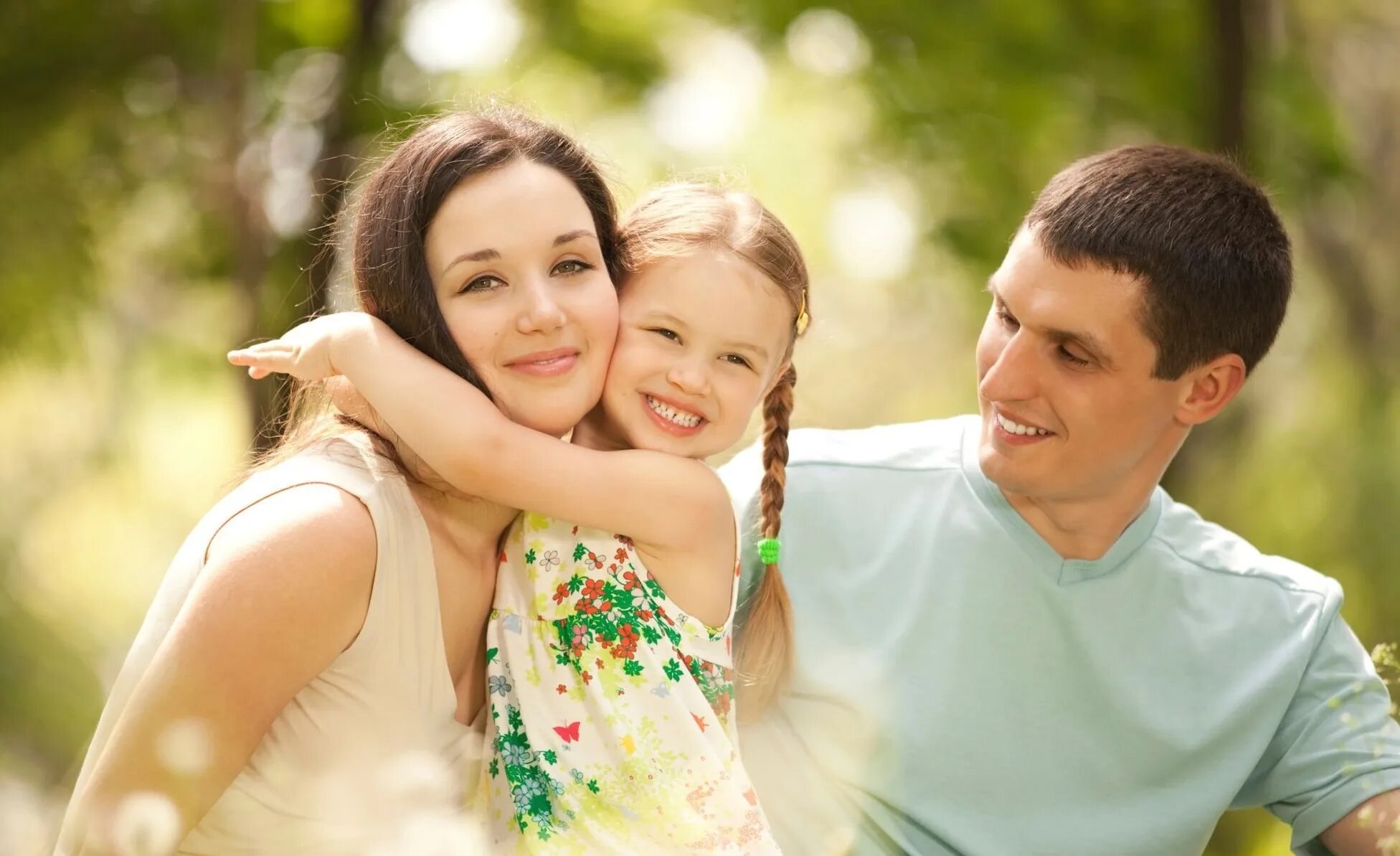 Счастливая семья с дочкой. Ребенок в семье. Семейная девочка. Семейное фото. Семейная девочка.