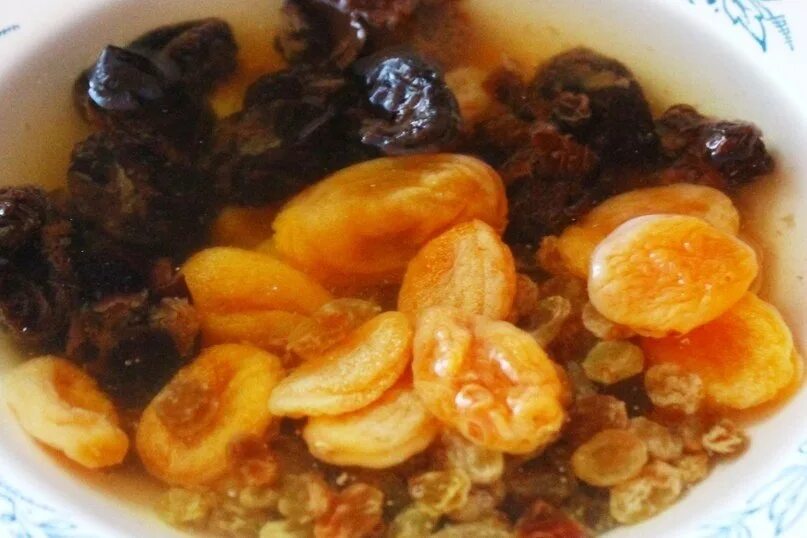 Смесь сухофруктов состоит из изюма кураги