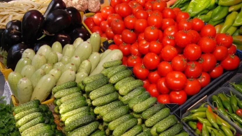 Продать овощи. Рынок овощей и фруктов. Овощи и фрукты на рынке. Овощи на рынке. Болгария овощи.