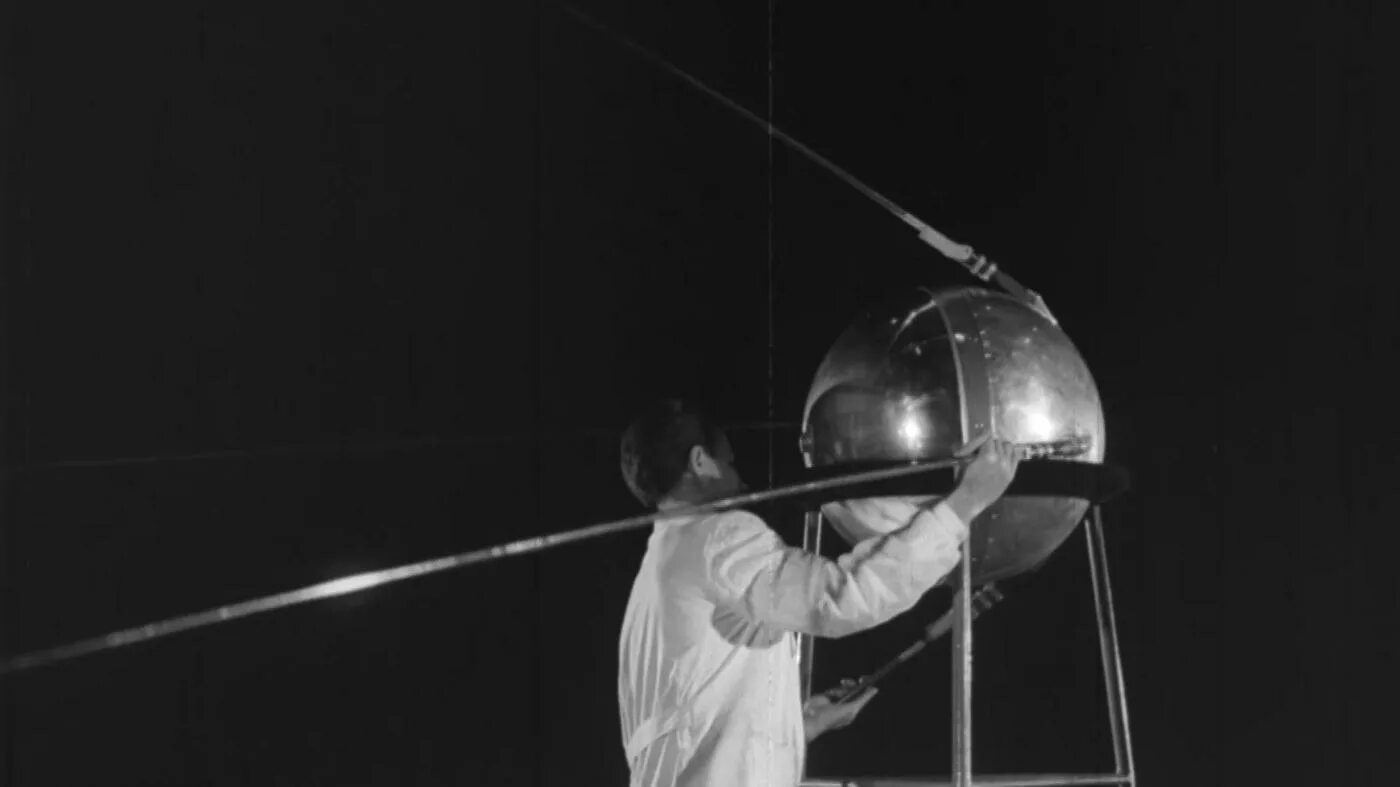 Первый искусственный Спутник земли 1957. ПС-1 Спутник. Спутник-1 искусственный Спутник. Запуск первого искусственного спутника земли 4 октября 1957 года.