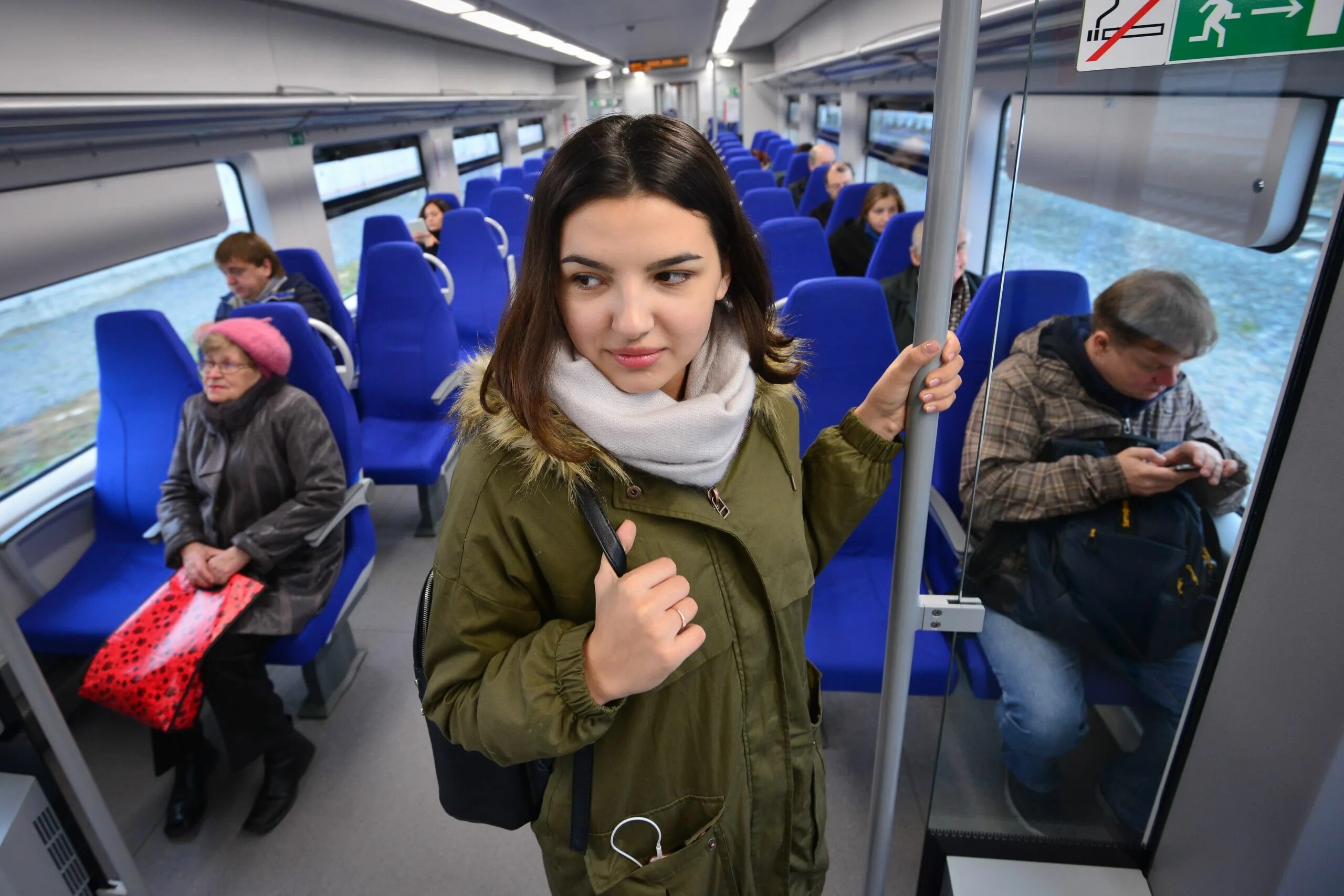 Пассажиры электрички. Студенты в электричке. пассажиры в поезде. люди в электричке. электричка.