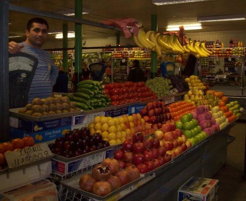 Выкладка овощей и фруктов на рынке. Витрина овощи и фрукты на рынке. Выкладка фруктов на рынке. Торговая точка овощи фрукты. Рынок витрины