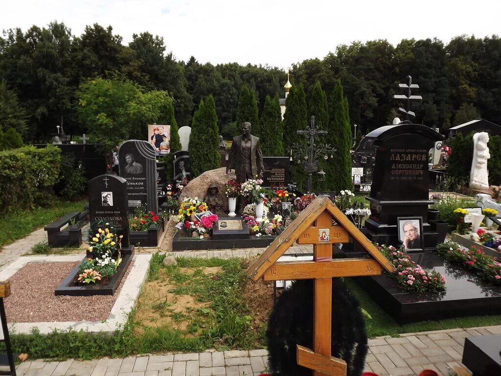 Троекуровское кладбище могилы знаменитостей. Троекурвоская кладбище могилы. Троекуровское кладбище могилы.