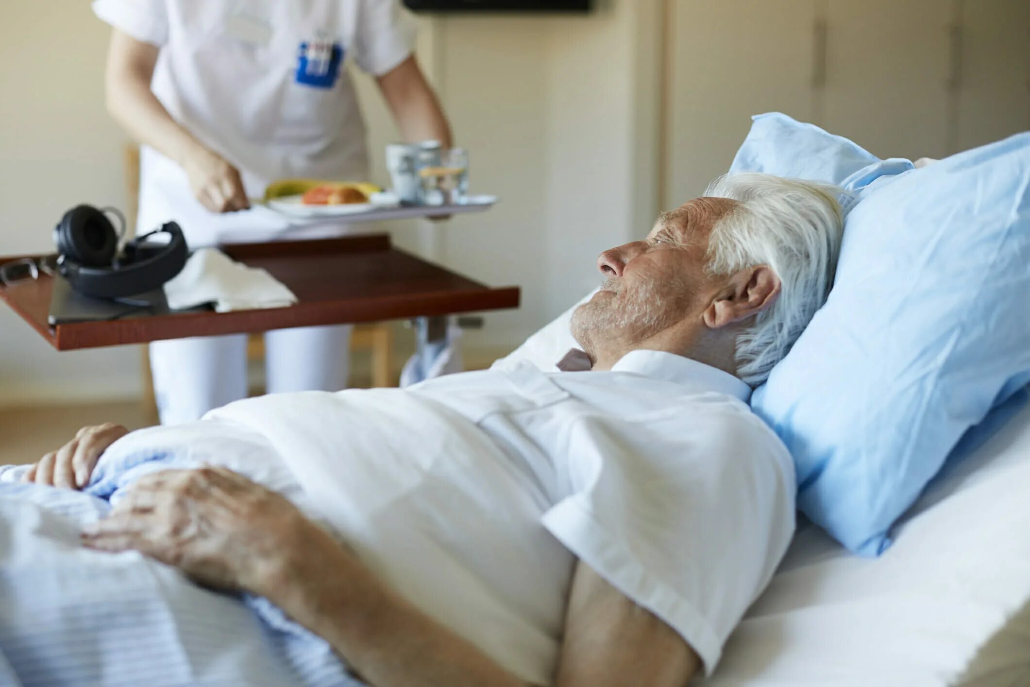 Лежачий пациент. Пациент лежит. Кровать для пожилых людей.