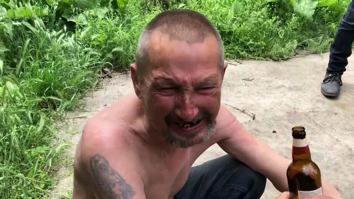 Батя бомж разбил планшет бездомному сыну. Лежачий мужик. Бомж батя. Батя слидан. Manifest channel сын бомж против бати алкаша.
