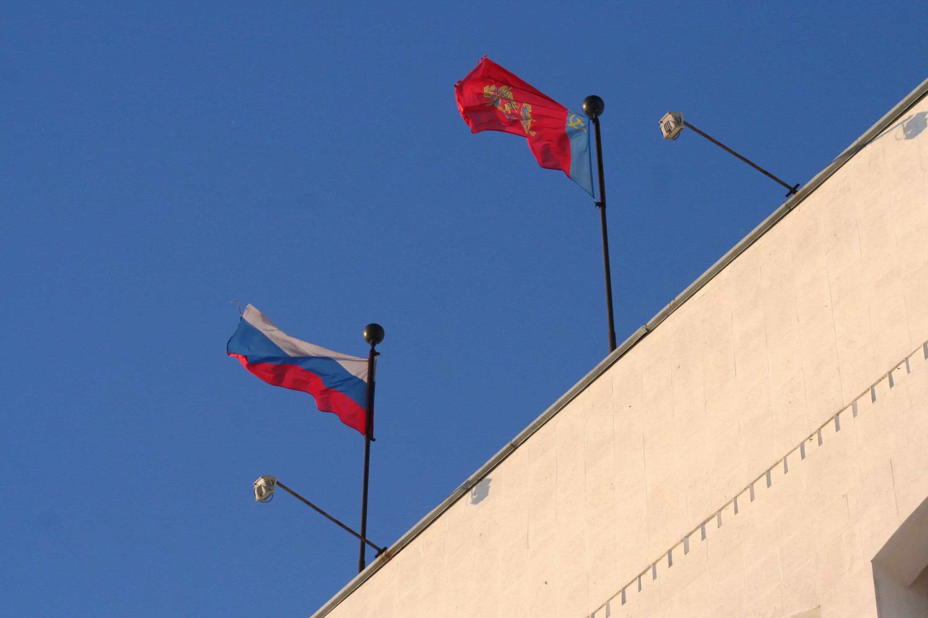 Владимиров флаг. Флагшток на здание. Флаг на здании. Флаг администрации. Флаги на здании администрации.