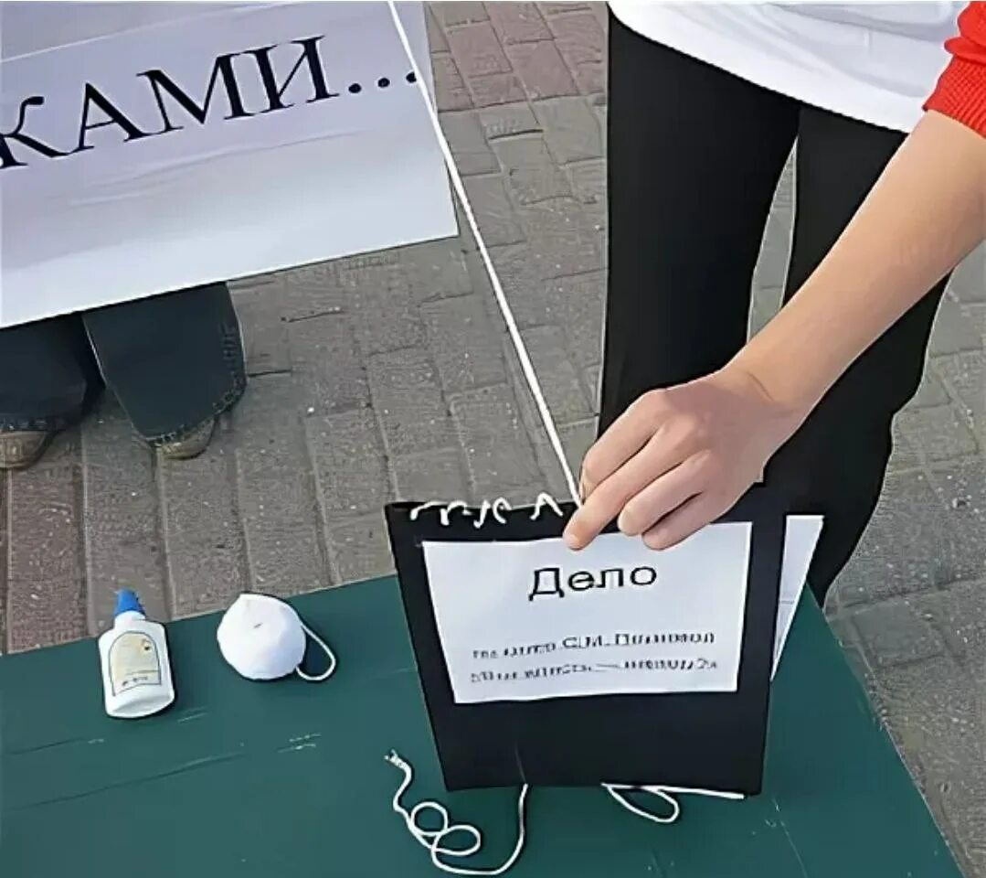 Шить дело белыми нитками. Сшито белыми нитками. дело шито белыми нитками. дело шьется белыми нитками. шито белыми нитками фразеологизм.