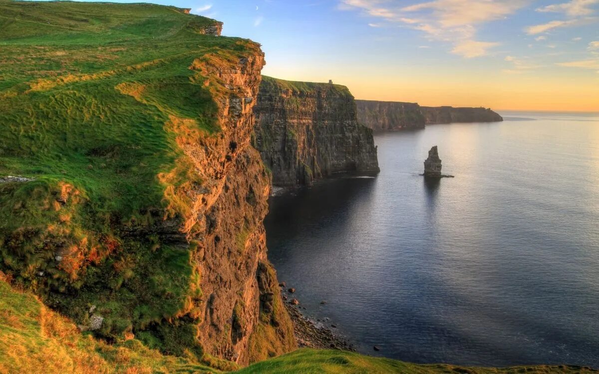 Скалы мохер, графство Клэр, Ирландия. Скалы мохер Ирландия. Cliffs of Moher Ирландия. Утёсы мохер Ирландия закат. Обрывистый холм