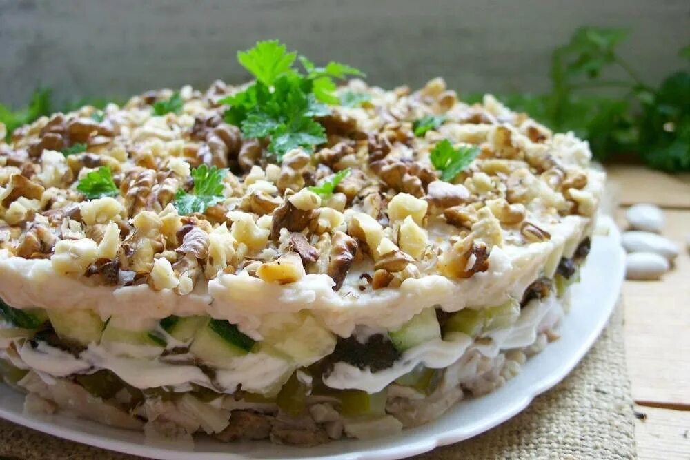 Рецепт салата курица огурец грецкий орех. Салат с курицей грибами и грецкими орехами. салат с грецкими орехами и курицей. салат с сыром и орехами. слоеный салат с грецким орехом.