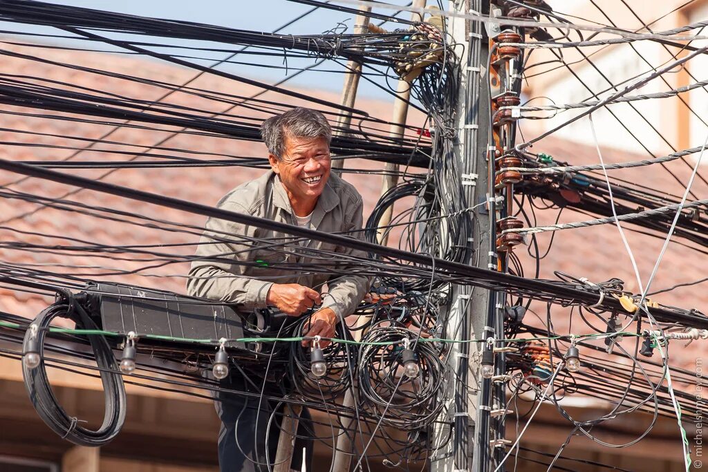 Китайские электрики. Провода в Азии. Электрики в Тайланде. Электричество электрик. Запутался в проводах